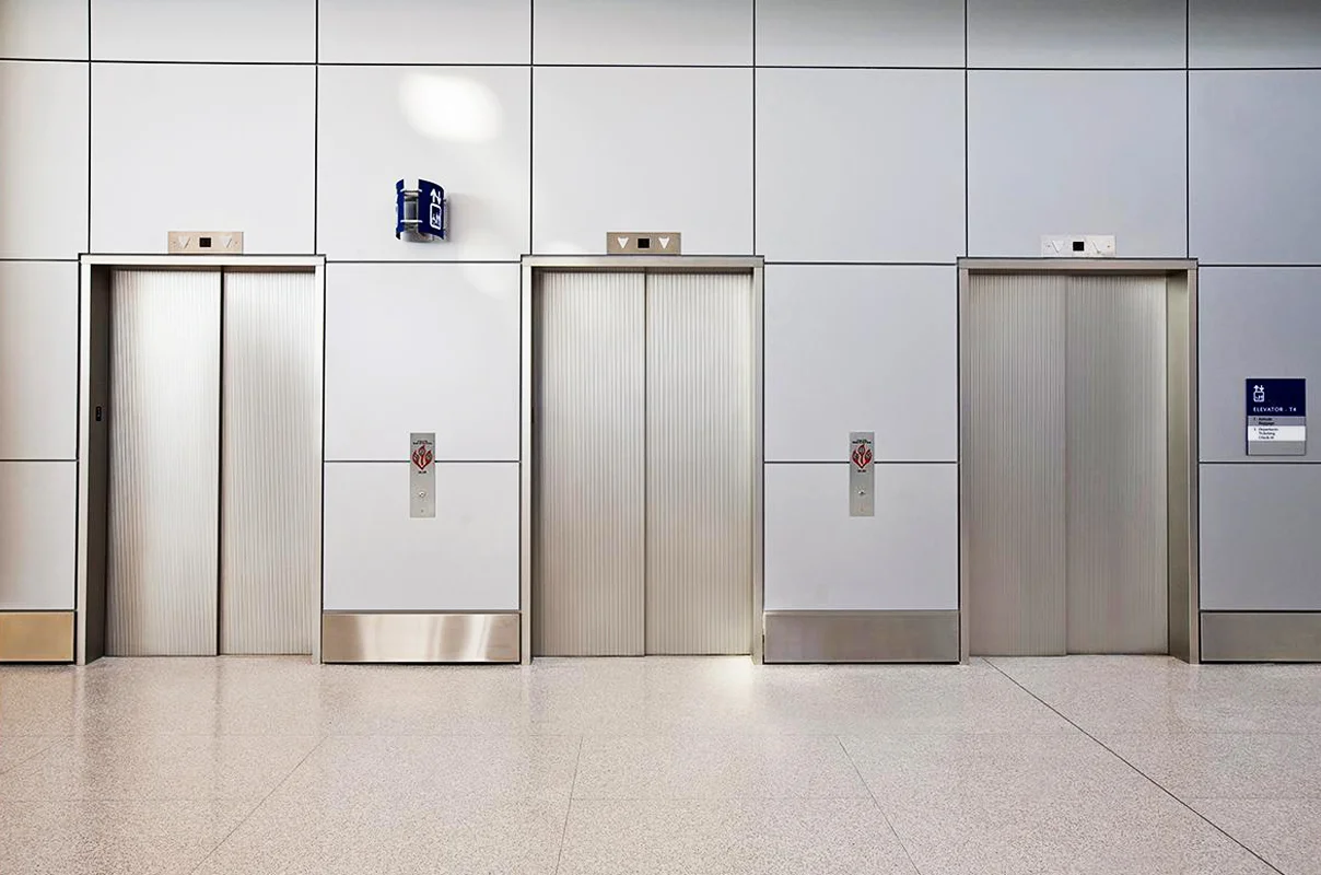 10 نکته آموزشی هنگام گیر کردن در آسانسور